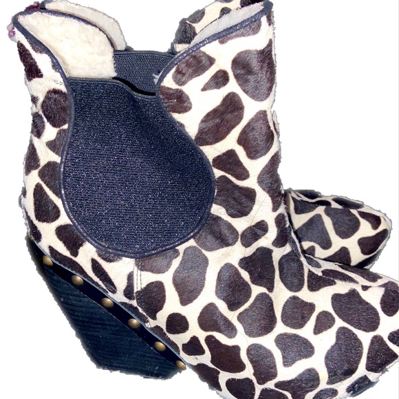 🔥SOLD🔥Rare- Irregular Choice Cow Kiss Print Ankle Boots - Picture 5 of 11